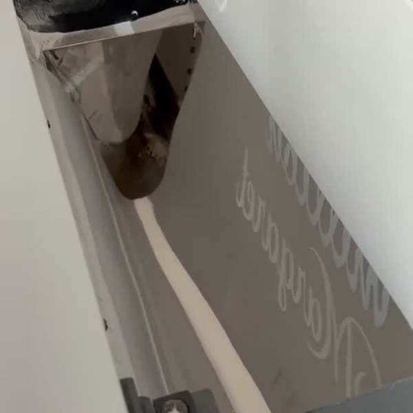 Pres kapanıyor, baskı kumaşa geçiyor.